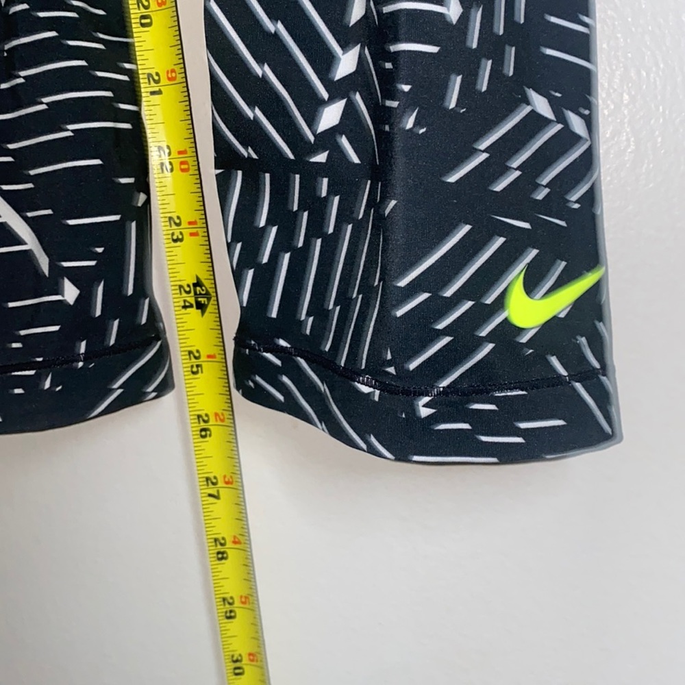 🪿Adorable Nike Dri-fit capris leggings! - Picture 4 of 10